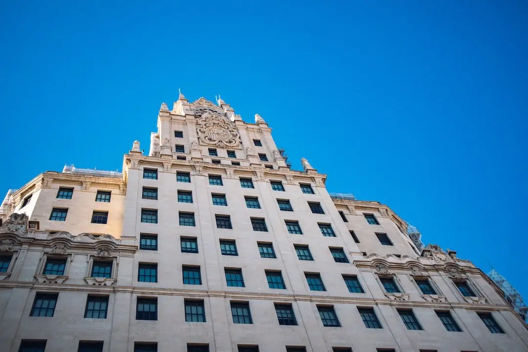 Utforska arkitekturen i Madrid - 10 hotell med unik design illustration